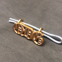 Lade das Bild in den Galerie-Viewer, Original WW1 British Army Queen's Dragoon Guards Brass Shoulder Title - The Militaria Shop