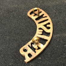 Load image into Gallery viewer, Original WW1 British Army Brass Shoulder Title - Gloster Regiment - The Militaria Shop
