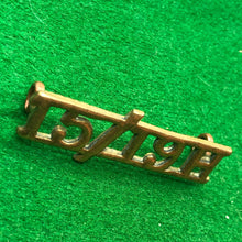 Lade das Bild in den Galerie-Viewer, Original WW2 British Army Brass Shoulder Title - 15th/19th Hussars - The Militaria Shop