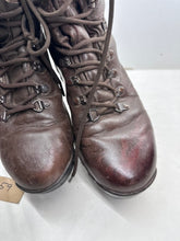 Lade das Bild in den Galerie-Viewer, British Army Surplus Brown Leather Combat Boots - ITURRI - Size UK 9 M - The Militaria Shop