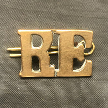 Lade das Bild in den Galerie-Viewer, Original WW1 British Army Royal Engineers RE Brass Shoulder Title - The Militaria Shop