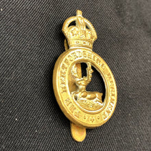 Load image into Gallery viewer, Original WW1 / WW2 British Army The Hertfordshire Regiment Cap Badge - The Militaria Shop