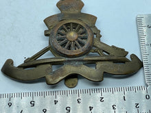 Lade das Bild in den Galerie-Viewer, Original WW1 / WW2 Royal Artillery Cap Badge - Unusual Variation - The Militaria Shop
