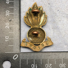Lade das Bild in den Galerie-Viewer, Original WW1 British Army Royal Artillery Collar Badge - The Militaria Shop