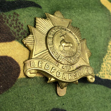 Lade das Bild in den Galerie-Viewer, Original WW2 British Cap Badge - Bedfordshire Regiment - The Militaria Shop