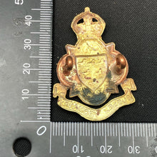 Charger l'image dans la galerie, Original British Army WW1 Sussex Yeomanry Cap Badge - The Militaria Shop