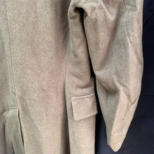 Charger l'image dans la galerie, Genuine British Army Man's Mounted Regiment Khaki Greatcoat - 37" Chest - The Militaria Shop