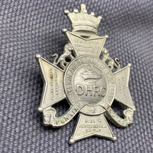 Lade das Bild in den Galerie-Viewer, Original WW2 Canadian Army Dufferin and Haldimand Rifles of Canada Cap Badge - The Militaria Shop
