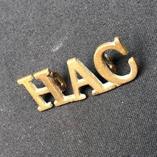 Load image into Gallery viewer, Original WW1/WW2 British Army HAC Hounarable Artillery Company Shoulder Title - The Militaria Shop