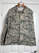 Charger l'image dans la galerie, Surplus US Air Force UCP Uniform Jacket 44R - The Militaria Shop