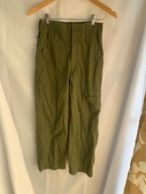 Lade das Bild in den Galerie-Viewer, Genuine British Army OD Green Lightweight Trousers - Size 26" Waist - The Militaria Shop