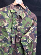 Charger l'image dans la galerie, Surplus British Army DPM Camouflaged Jacket Combat Lightweight-170/104 - The Militaria Shop