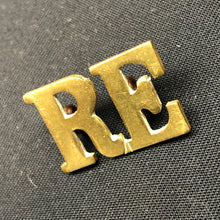 Lade das Bild in den Galerie-Viewer, Original WW1 British Army Brass Shoulder Title - Royal Engineers - The Militaria Shop