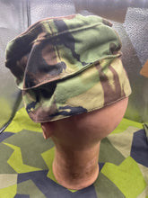Charger l'image dans la galerie, Original British Army 68 Pattern Cold Weather DPM Combat Camouflage - Size 6 5/8 - The Militaria Shop