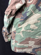 Lade das Bild in den Galerie-Viewer, Genuine US M65 Woodland Camouflage Field Jacket - Small Short - The Militaria Shop