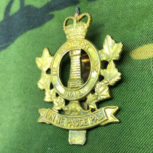 Load image into Gallery viewer, Genuine Canadian Army Brass Cap Badge - Régiment de Hull - The Militaria Shop