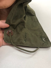 Lade das Bild in den Galerie-Viewer, Original WW2 US Army M-1943 Smock Hood - Size Medium - The Militaria Shop
