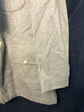 Lade das Bild in den Galerie-Viewer, Original WW2 US Army Class A Dress Jacket - Private Ryan Prop - 39" Long - The Militaria Shop