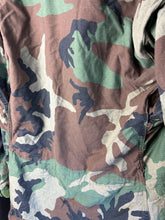 Lade das Bild in den Galerie-Viewer, Genuine US M65 Woodland Camouflage Field Jacket - Medium Regular - The Militaria Shop