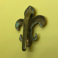 Load image into Gallery viewer, Original WW1 British Army Manchester Regiment Fleur du Lis Cap Badge - The Militaria Shop