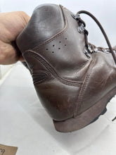 Lade das Bild in den Galerie-Viewer, British Army Surplus Brown Leather Combat Boots - ITURRI - Size UK 9 M - The Militaria Shop