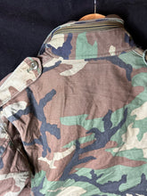 Lade das Bild in den Galerie-Viewer, Genuine US M65 Woodland Camouflage Field Jacket - Small Short - The Militaria Shop