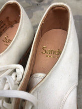 Load image into Gallery viewer, Genuine British Army Women's White Summer Shoes - WW2 Pattern - Size UK 2M - The Militaria Shop