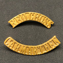 Load image into Gallery viewer, Original WW1/WW2 British Army Red Cross Carmarthen Brass Shoulder Title Set - The Militaria Shop