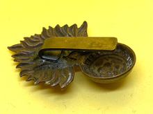 Load image into Gallery viewer, Original WW1 / WW2 British Army City of London Fusiliers Cap Badge - The Militaria Shop