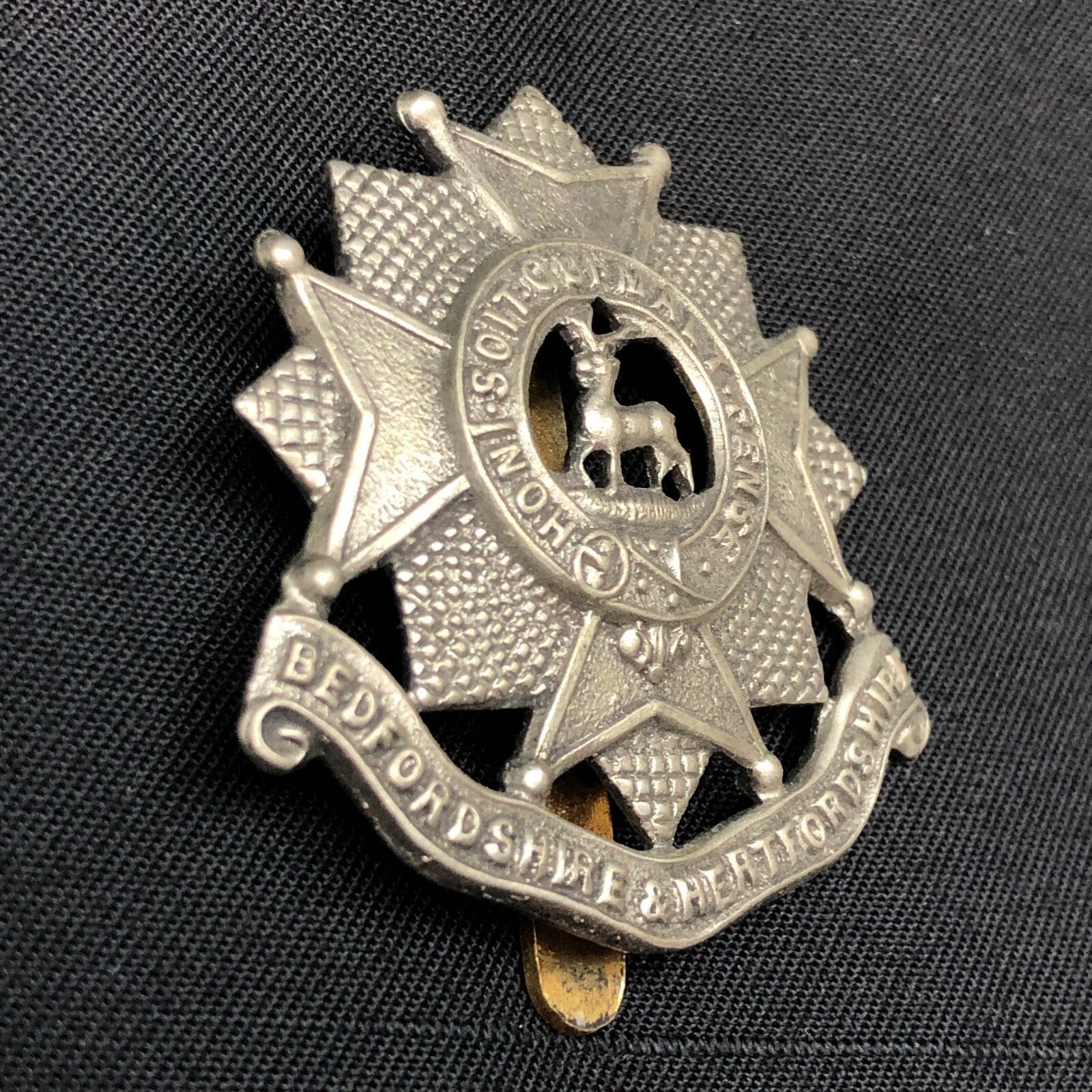 Original WW1 / WW2 British Army Bedfordshire & Hertfordshire Regiment Cap Badge - The Militaria Shop