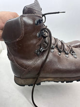 Lade das Bild in den Galerie-Viewer, British Army Surplus Brown Leather Combat Boots - ITURRI - Size UK 7 M - The Militaria Shop
