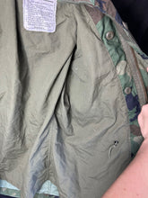 Lade das Bild in den Galerie-Viewer, Genuine US M65 Woodland Camouflage Field Jacket - Small Regular - The Militaria Shop