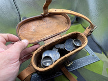 Charger l'image dans la galerie, Original Pair of British Army WW1 Dated Binoculars in Leather Case - The Militaria Shop