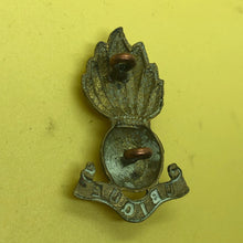 Load image into Gallery viewer, Original WW1/WW2 British Army Royal Artillery Cap Badge - The Militaria Shop