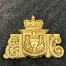 Charger l'image dans la galerie, British Army Brass Cap Badge - 1st City of Edinburgh Artillery Volunteers - The Militaria Shop