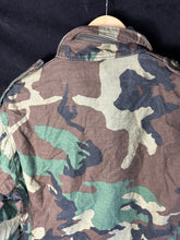Lade das Bild in den Galerie-Viewer, Genuine US M65 Woodland Camouflage Field Jacket - Medium Long - The Militaria Shop