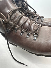 Lade das Bild in den Galerie-Viewer, British Army Surplus Brown Leather Combat Boots - ITURRI - Size UK 7 M - The Militaria Shop