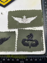 Lade das Bild in den Galerie-Viewer, Original Group of Russian Army & Special Forces / Paratroopers Badges - The Militaria Shop