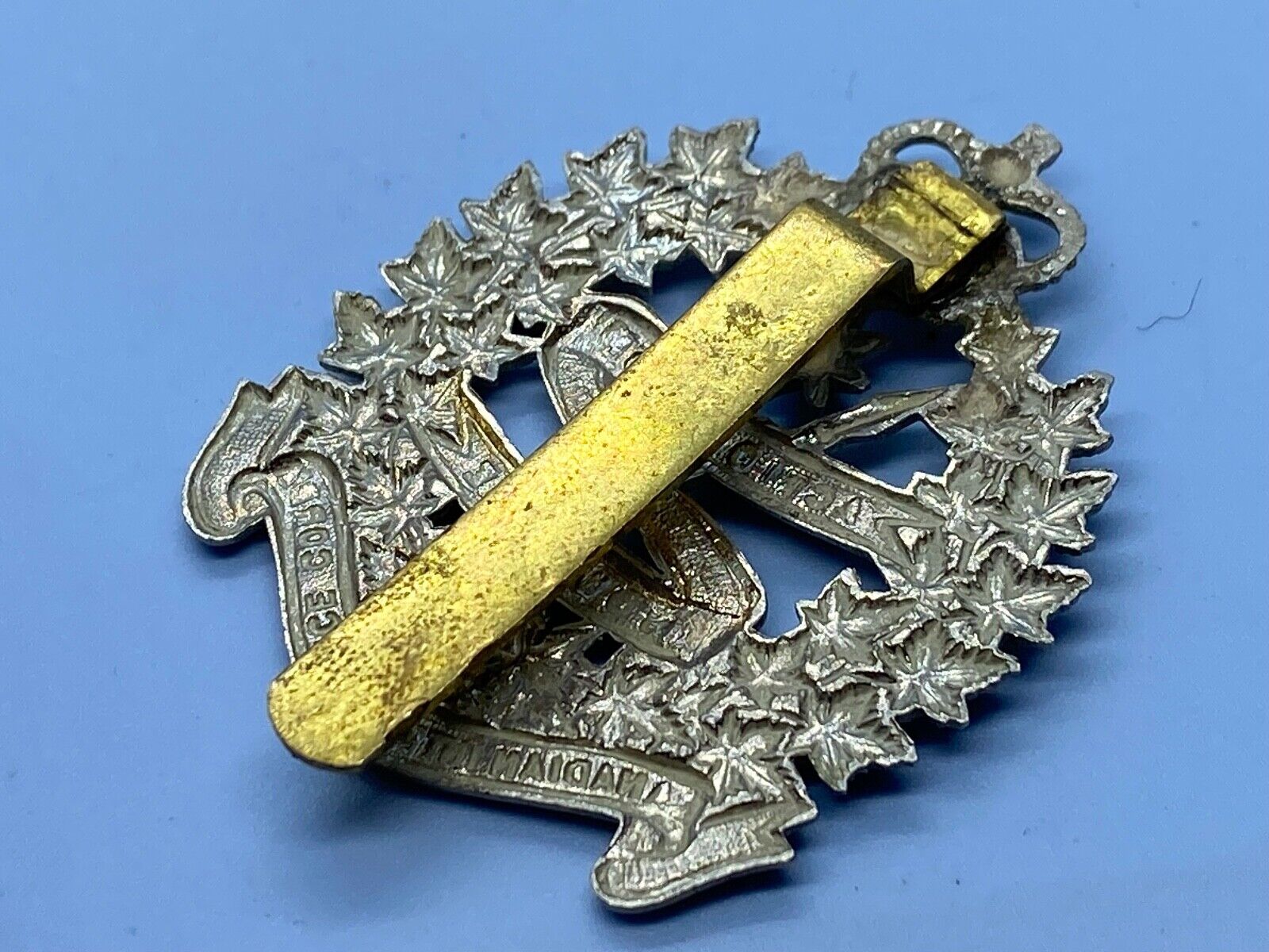 Original Queen's Crown Canadian Intelligence Corps Cap Badge - The Militaria Shop