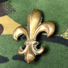 Lade das Bild in den Galerie-Viewer, Original WW1 British Cap Badge - Manchester Regiment - The Militaria Shop