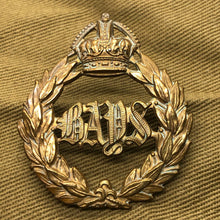 Load image into Gallery viewer, Original WW1/WW2 British Army 2nd Dragoon Guards (Queen's Bays) Cap Badge - The Militaria Shop