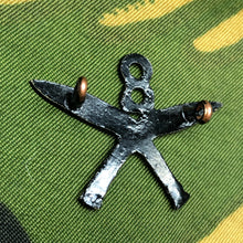 Lade das Bild in den Galerie-Viewer, Genuine British Army Cap Badge - 8th Gurkha Regiment - The Militaria Shop