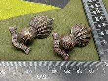 Charger l'image dans la galerie, Original WW1/WW2 British Army Royal Artillery Ubique Bronze Cap / Collar Badges - The Militaria Shop