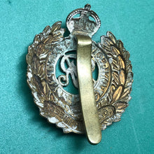Load image into Gallery viewer, Original WW1 British Army Royal Engineers GV Cap Badge - The Militaria Shop