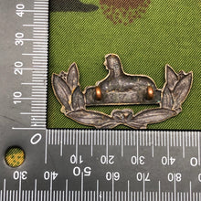 Charger l'image dans la galerie, Original WW1 British Army Cap Badge - Royal Berkshire - The Militaria Shop