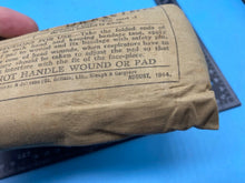 Lade das Bild in den Galerie-Viewer, Original WW2 British Royal Navy Admiralty Issue 1944 Shell / Wound Dressing - The Militaria Shop