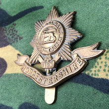 Lade das Bild in den Galerie-Viewer, Original WW1 British Cap Badge - Worcestershire Regiment - The Militaria Shop