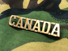 Charger l'image dans la galerie, Genuine Canadian Army WW1 Brass Shoulder Title - CANADA - The Militaria Shop