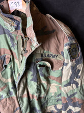 Lade das Bild in den Galerie-Viewer, Genuine US M65 Woodland Camouflage Field Jacket - Small Short - The Militaria Shop
