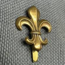 Load image into Gallery viewer, Original WW1 British Army Cap Badge - Manchester Regiment - The Militaria Shop